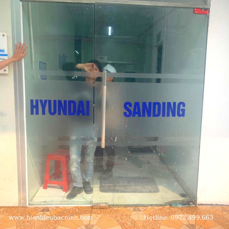 dán decal mờ cửa kính công ty Huyndai sanding Hàn Quốc khu công nghiệp Tiên Sơn Bắc Ninh